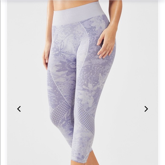 Fabletics Seamless Mid Rise Jacquard Capri - Picture 2 of 6